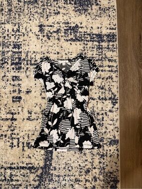 La senza girl y2k Black and White Floral Stripe Short Sleeve Tee